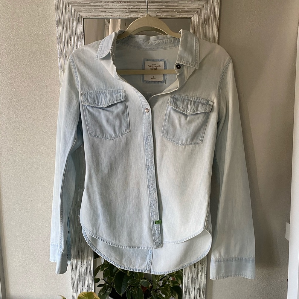 Abercrombie & Fitch light wash jean shirt